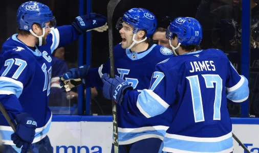 5 f�vrier 2026 ; Tampa, Floride, �tats-Unis ; Lailier gauche des Tampa Bay Lightning, Brandon Hagel (38), est f�licit� par le d�fenseur Victor Hedman (77) et le centre Dominic James (17) apr�s avoir marqu� contre les Florida Panthers au cours de la premi�re p�riode � la Benchmark International Arena.