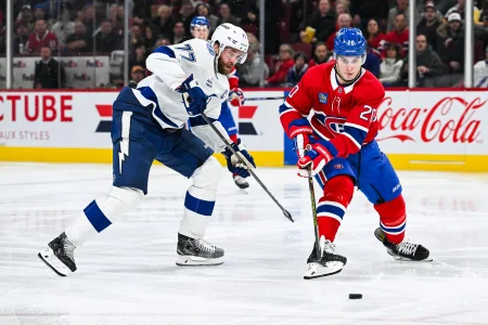 21 janvier 2025; Montr�al, Qu�bec, Canada; lailier gauche des Canadiens de Montr�al, Juraj Slafkovsky (20), joue la rondelle contre le d�fenseur du Lightning de Tampa Bay, Victor Hedman (77), durant la troisi�me p�riode au Centre Bell.