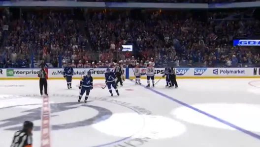 Un geste dégueulasse d'un joueur du Lightning contre le Canadien a été dénoncé en plein match