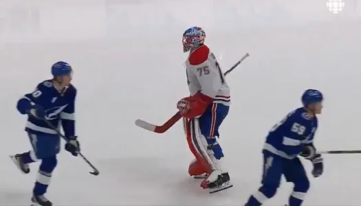 Un moment très gênant de Jakub Dobes hier devient viral : il s'est même excusé à un joueur du Lightning