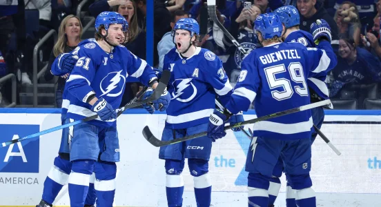29 mars 2026 ; Tampa, Floride, �tats-Unis ; Le d�fenseur des Tampa Bay Lightning, Emil Lilleberg (78), et le d�fenseur Charle-Edouard DAstous (51) r�agissent au but marqu� par lailier gauche Brandon Hagel (38) contre les Predators de Nashville lors de la troisi�me p�riode � la Benchmark International Arena.