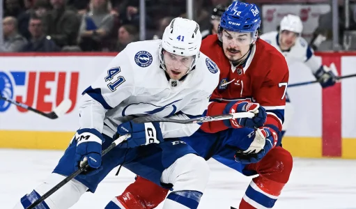 4 avril 2024 ; Montr�al, Qu�bec, Canada ; Mitchell Chaffee (41), ailier droit du Lightning de Tampa Bay, dispute le palet face au d�fenseur des Canadiens de Montr�al Arber Xhekaj (72) au cours de la deuxi�me p�riode au Centre Bell.