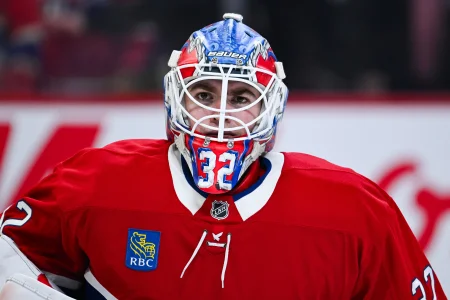 5 avril 2026; Montréal, Québec, Canada; Le gardien des Canadiens de Montréal, Jacob Fowler (32), observe le jeu face aux Devils du New Jersey durant la deuxième période au Centre Bell.