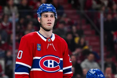 5 avril 2026; Montréal, Québec, Canada; Juraj Slafkovsky (20), ailier gauche des Canadiens de Montréal, observe le jeu face aux Devils du New Jersey durant la deuxième période au Centre Bell.