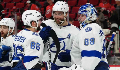 24 novembre 2023 ; Raleigh, Caroline du Nord, �tats-Unis ; Le gardien de but du Lightning de Tampa Bay, Andrei Vasilevskiy (88), est f�licit� par le d�fenseur Victor Hedman (77) et lailier droit Nikita Kucherov (86) apr�s leur victoire contre les Hurricanes de la Caroline � la PNC Arena.