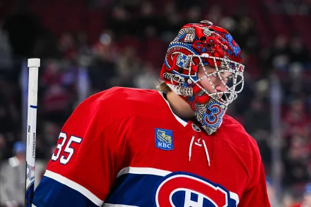 26 février 2026; Montréal, Québec, Canada; Le gardien des Canadiens de Montréal, Samuel Montembeault (35), observe léchauffement avant le match contre les Islanders de New York au Centre Bell.