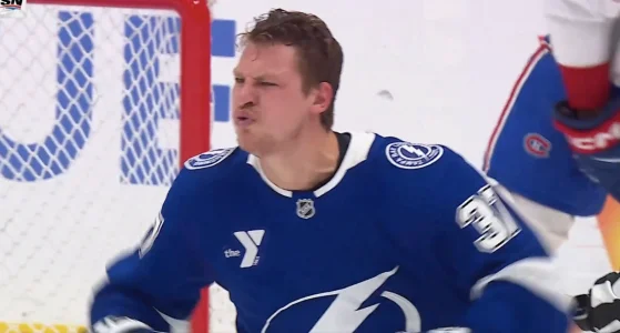 À VOIR: Yanni Gourde a l'air complètement ridicule après s'être fait brassé par Arber Xhekaj