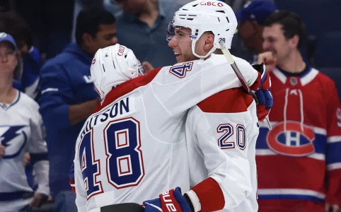 19 avril 2026 ; Tampa, Floride, �tats-Unis ; Lattaquant des Canadiens de Montr�al Juraj Slafkovsky (20) c�l�bre la victoire avec le d�fenseur Lane Hutson (48) face au Lightning de Tampa Bay lors de la prolongation du premier match du premier tour des s�ries �liminatoires de la Coupe Stanley 2026 � la Benchmark International Arena.