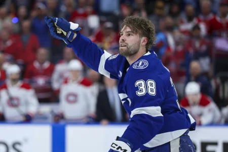 Le Centre Bell en ligne de mire : Brandon Hagel attise déjà la tension