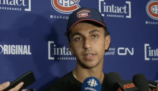 Lespoir du Canadien de Montréal, Michael Hage, en point de presse devant les médias au camp.
