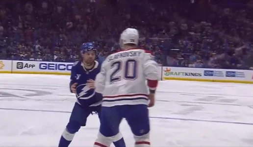 Développement inquiétant rapporté au sujet de Juraj Slafkovsky suite à son combat contre Brandon Hagel