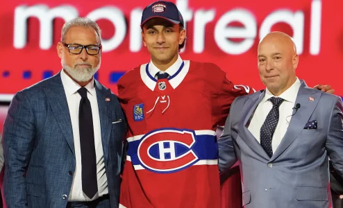 28 juin 2024 ; Las Vegas, Nevada, �tats-Unis ; Michael Hage est s�lectionn� par les Canadiens de Montr�al avec le 21e choix au total lors du premier tour du rep�chage 2024 de la LNH, qui se d�roule � The Sphere.