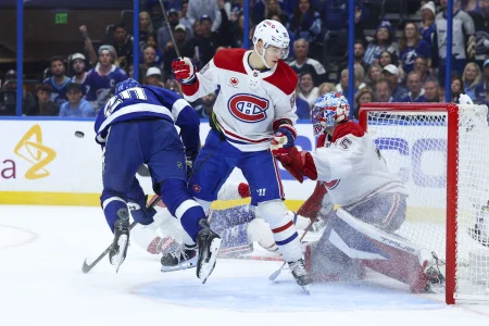 21 avril 2026 ; Tampa, Floride, �tats-Unis ; Nick Paul (20), ailier gauche du Lightning de Tampa Bay, est d�vi� devant le but par Ivan Demidov (93), ailier droit des Canadiens de Montr�al, en troisi�me p�riode du deuxi�me match du premier tour des s�ries �liminatoires de la Coupe Stanley 2026 � la Benchmark International Arena.