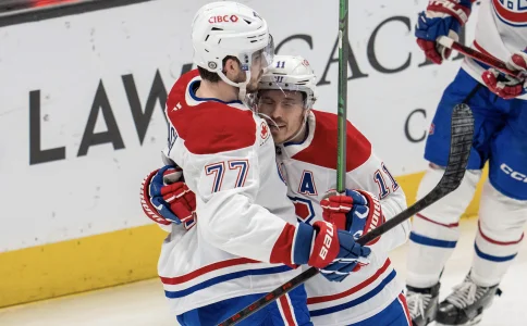 4 f�vrier 2025 ; San Jos�, Californie, �tats-Unis ; Kirby Dach (77), centre des Canadiens de Montr�al, et Brendan Gallagher (11), ailier droit des Canadiens de Montr�al, c�l�brent leur but marqu� contre les Sharks de San Jos� au cours de la troisi�me p�riode au SAP Center de San Jos�.