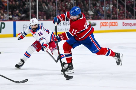 19 janvier 2025; Montréal, Québec, Canada; Alex Newhook (15), centre des Canadiens de Montréal, tire au but face à Vincent Trocheck (16), centre des Rangers de New York, durant la deuxième période au Centre Bell.