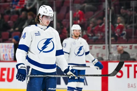 21 janvier 2025 ; Montréal, Québec, Canada ; Conor Geekie (14), centre du Lightning de Tampa Bay, à léchauffement avant un match contre les Canadiens de Montréal au Centre Bell.