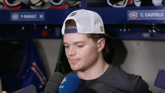 Lattaquant du Canadien de Montréal, Cole Caufield, en point de presse devant les médias.