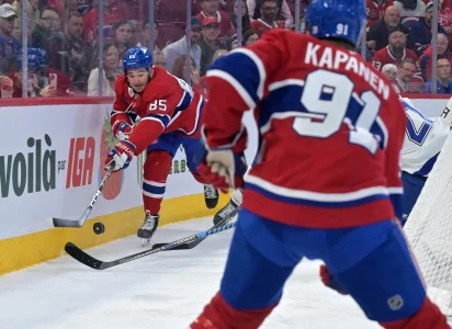 Apr 9, 2026; Montreal, Quebec, CAN; Montreal Canadiens forward Alexandre Texier (85) passes the puck to teammate forward Oliver Kapanen (91) during the second period of the game against the Tampa Bay Lightning at the Bell Centre.