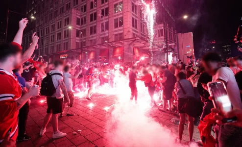 Un fumigène a été lancé dans la foule à l'extérieur du Centre Bell