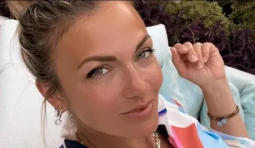 Isabelle Desjardins rayonne en bikini sous le soleil