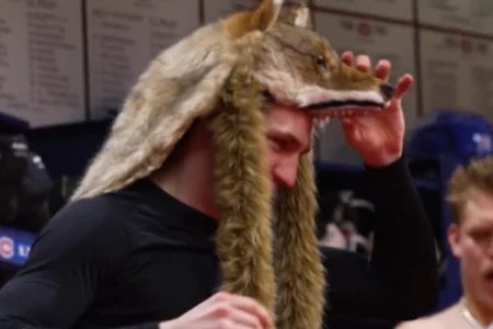 Scène inattendue : Lane Hutson se lâche dans le vestiaire du CH