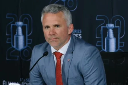 Kirby Dach critiqué : Martin St-Louis sort du silence et envoie un message clair