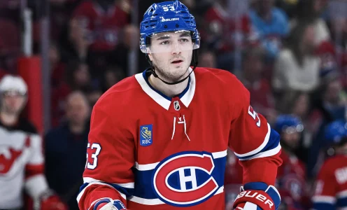5 avril 2026 ; Montr�al, Qu�bec, Canada ; Le d�fenseur des Canadiens de Montr�al, Noah Dobson (53), observe le jeu face aux Devils du New Jersey lors de la premi�re p�riode au Centre Bell.