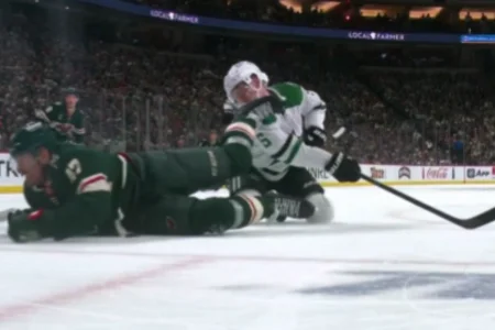 Nils Lundkvist touché au visage par un patin en séries, la scène choque