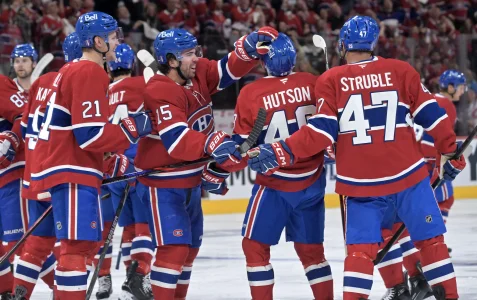 24 avril 2026 ; Montr�al, Qu�bec, Canada ; Le d�fenseur des Canadiens de Montr�al, Lane Hutson (48), c�l�bre avec ses co�quipiers apr�s avoir marqu� le but de la victoire contre le Lightning de Tampa Bay lors de la prolongation du troisi�me match du premier tour des s�ries �liminatoires de la Coupe Stanley 2026 au Centre Bell.