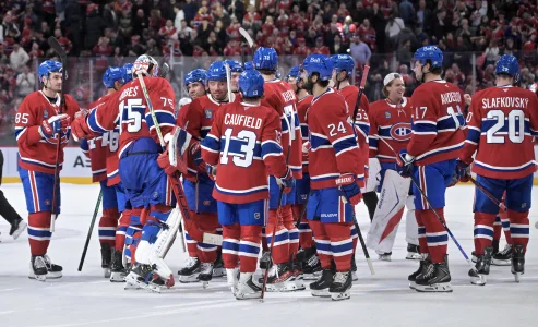 7 avril 2026 ; Montr�al, Qu�bec, Canada ; Les Canadiens de Montr�al c�l�brent leur victoire contre les Panthers de la Floride au Centre Bell.