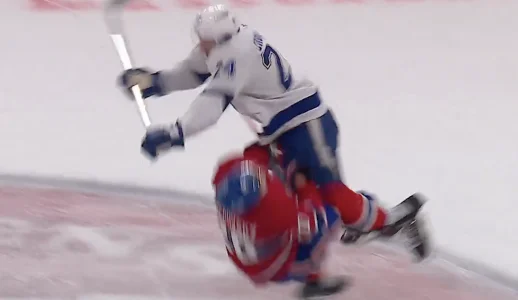 Mise en �chec percutante de Max Cosier � lendroit de Juraj Slafkovsky dans le match num�ro quatre de la s�rie opposant le Canadien de Montr�al et le Lightning de Tampa Bay.