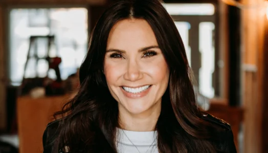 Annie-Soleil Proteau ose le rouge et fait tourner les têtes