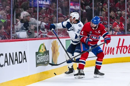 26 avril 2026; Montr�al, Qu�bec, Canada; Nick Suzuki (14), centre des Canadiens de Montr�al, met en �chec Ryan McDonagh (27), d�fenseur du Lightning de Tampa Bay, contre la bande durant la troisi�me p�riode du quatri�me match de la premi�re ronde des s�ries �liminatoires de la Coupe Stanley 2026 au Centre Bell.