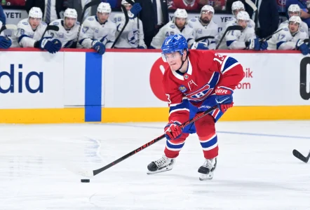 24 avril 2026; Montr�al, Qu�bec, Canada; Lattaquant des Canadiens de Montr�al, Cole Caufield (13), contr�le la rondelle face au Lightning de Tampa Bay lors de la troisi�me p�riode du troisi�me match de la premi�re ronde des s�ries �liminatoires de la Coupe Stanley 2026 au Centre Bell.