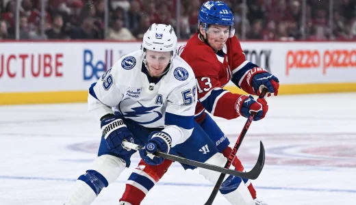 26 avril 2026 ; Montr�al, Qu�bec, Canada ; Jake Guentzel (59), centre du Lightning de Tampa Bay, dispute le palet face � Cole Caufield (13), ailier droit des Canadiens de Montr�al, au cours de la deuxi�me p�riode du quatri�me match du premier tour des s�ries �liminatoires de la Coupe Stanley 2026, au Centre Bell.