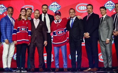 21 juin 2019; Vancouver (Colombie-Britannique, Canada); Cole Caufield après avoir été sélectionné au 15e rang par les Canadiens de Montréal lors de la première ronde du repêchage 2019 de la LNH au Rogers Arena.