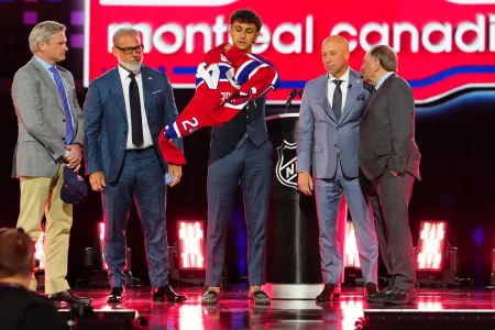 28 juin 2024 ; Las Vegas, Nevada, �tats-Unis ; Michael Hage est s�lectionn� par les Canadiens de Montr�al au 21e rang du rep�chage 2024 de la LNH au Sphere.