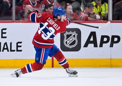 7 avril 2026; Montr�al, Qu�bec, Canada; Lattaquant des Canadiens de Montr�al, Cole Caufield (13), tire au but durant la troisi�me p�riode du match contre les Panthers de la Floride au Centre Bell.