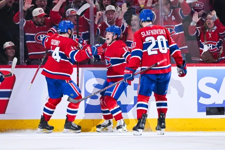 26 avril 2026; Montr�al, Qu�bec, Canada; Cole Caufield (13), ailier droit des Canadiens de Montr�al, c�l�bre son but contre le Lightning de Tampa Bay avec le centre Nick Suzuki (14) et lailier gauche Juraj Slafkovsky (20), lors de la deuxi�me p�riode du quatri�me match de la premi�re ronde des s�ries �liminatoires de la Coupe Stanley 2026 au Centre Bell.