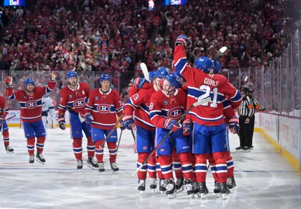 24 avril 2026; Montr�al, Qu�bec, Canada; Le d�fenseur des Canadiens de Montr�al, Lane Hutson (48), c�l�bre avec ses co�quipiers apr�s avoir marqu� le but vainqueur contre le Lightning de Tampa Bay en prolongation lors du troisi�me match de la premi�re ronde des s�ries �liminatoires de la Coupe Stanley 2026 au Centre Bell.