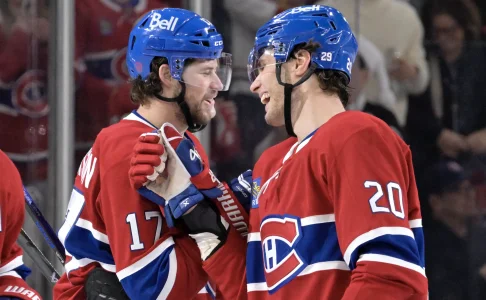 20 d�cembre 2025 ; Montr�al, Qu�bec, Canada ; Lattaquant des Canadiens de Montr�al Josh Anderson (17) c�l�bre avec son co�quipier, lattaquant Juraj Slafkovsky (20), apr�s avoir marqu� un but dans un filet d�sert contre les Penguins de Pittsburgh au cours de la troisi�me p�riode au Centre Bell.