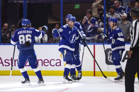 19 avril 2026 ; Tampa, Floride, �tats-Unis ; lattaquant du Lightning de Tampa Bay, Brandon Hagel (38), c�l�bre son but avec lattaquant Nikita Kucherov (86), le d�fenseur Darren Raddysh (43) et lattaquant Jake Guentzel (59) lors de la troisi�me p�riode du premier match du premier tour des s�ries �liminatoires de la Coupe Stanley 2026 � la Benchmark International Arena.