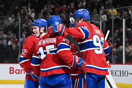 25 f�vrier 2025; Montr�al, Qu�bec, Canada; Patrik Laine (92), ailier droit des Canadiens de Montr�al, c�l�bre son but contre les Hurricanes de la Caroline en premi�re p�riode au Centre Bell avec ses co�quipiers.