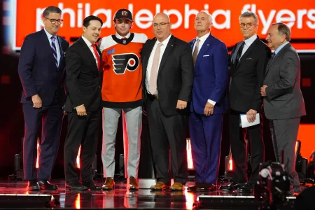 28 juin 2024 ; Las Vegas, Nevada, États-Unis ; Jett Luchanko est sélectionné par les Flyers de Philadelphie au 13e rang du premier tour du repêchage 2024 de la LNH au Sphere.