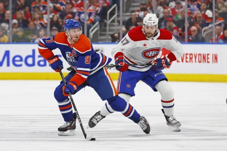 19 mars 2024; Edmonton (Alberta, Canada); Lattaquant des Oilers dEdmonton, Connor McDavid (97), protège la rondelle de lattaquant des Canadiens de Montréal, Josh Anderson (17), durant la troisième période au Rogers Place.