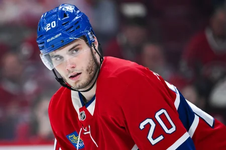 26 avril 2026; Montr�al, Qu�bec, Canada; Juraj Slafkovsky (20), ailier gauche des Canadiens de Montr�al, observe le jeu face au Lightning de Tampa Bay durant la deuxi�me p�riode du quatri�me match de la premi�re ronde des s�ries �liminatoires de la Coupe Stanley 2026 au Centre Bell.