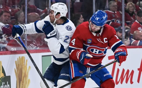 26 avril 2026 ; Montr�al, Qu�bec, Canada ; Nick Suzuki (14), centre des Canadiens de Montr�al, plaque le d�fenseur des Lightning de Tampa Bay, Ryan McDonagh (27), contre la bande au cours de la troisi�me p�riode du quatri�me match du premier tour des s�ries �liminatoires de la Coupe Stanley 2026, au Centre Bell.