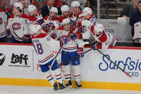 30 mars 2025�; Sunrise, Floride, �tats-Unis�; Brendan Gallagher (11), ailier droit des Canadiens de Montr�al, c�l�bre avec ses co�quipiers apr�s avoir marqu� dans un filet d�sert contre les Panthers de la Floride en troisi�me p�riode � l�Amerant Bank Arena.