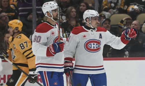 11 d�cembre 2025 ; Pittsburgh, Pennsylvanie, �tats-Unis ; Lailier droit des Canadiens de Montr�al, Brendan Gallagher (11), c�l�bre un but avec le centre Joseph Veleno (90), tandis que le centre des Penguins de Pittsburgh, Sidney Crosby (87), passe � c�t� deux au cours de la deuxi�me p�riode � la PPG Paints Arena.