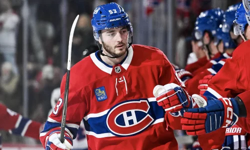 26 f�vrier 2026 ; Montr�al, Qu�bec, Canada ; Le d�fenseur des Canadiens de Montr�al, Noah Dobson (53), c�l�bre son but avec ses co�quipiers face aux Islanders de New York lors de la premi�re p�riode au Centre Bell.